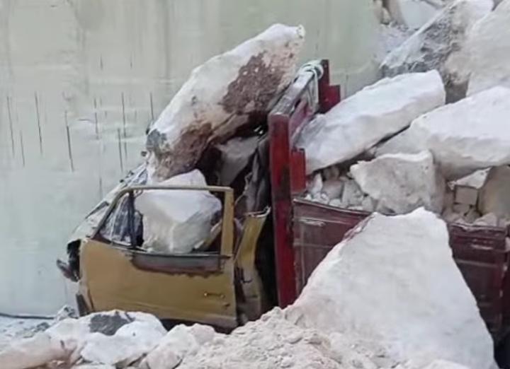 TRAGEDI: Kondisi truk ringsek parah di bagian kepala setelah tertimpa longsoran batu kapur di lokasi penambangan Gunung Kapur Pos 5, Desa Gosari, Kecamatan Ujungpangkah, Gresik.