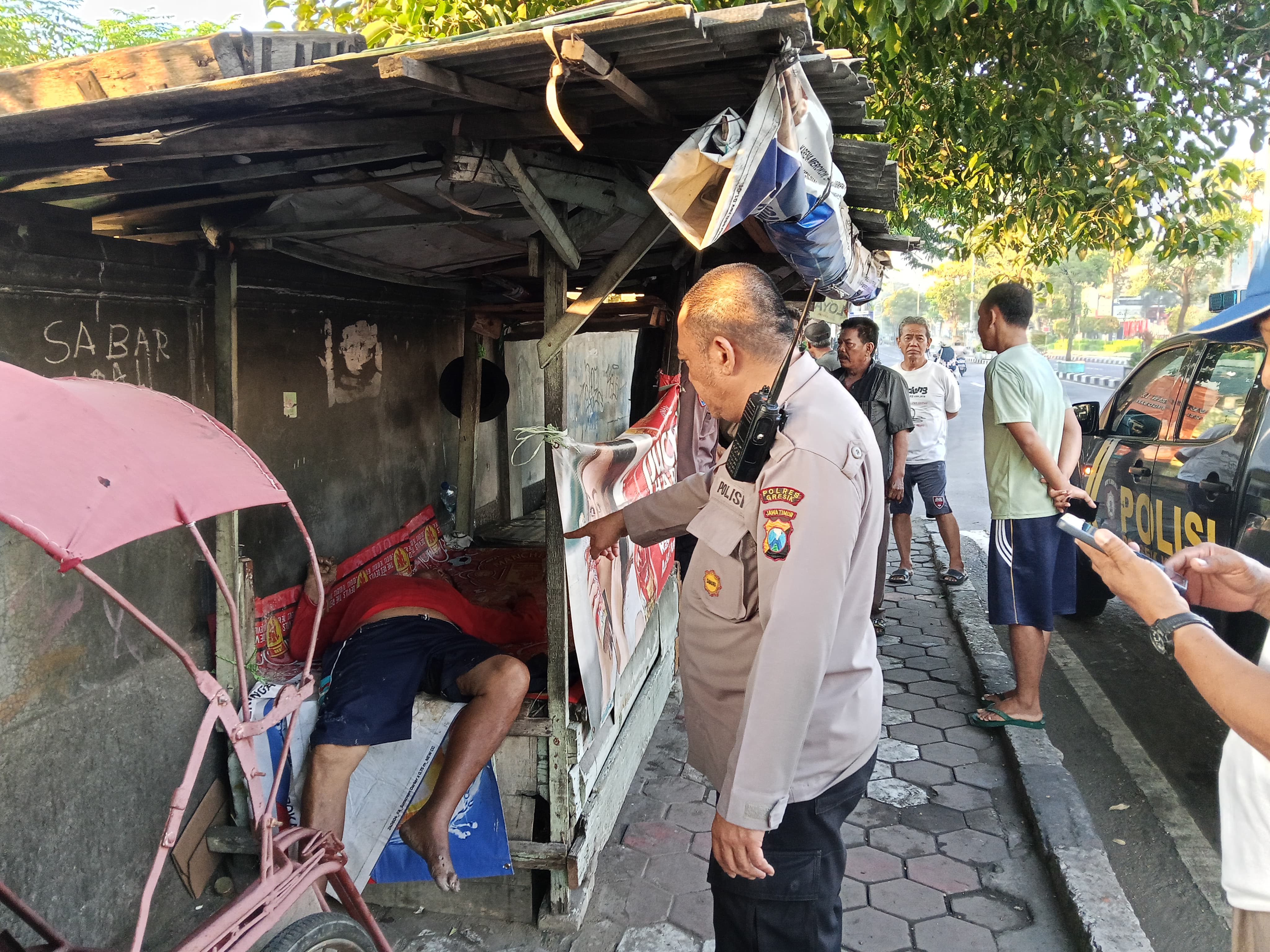 EVAKUASI: Tim kepolisian melakukan olah TKP dan pengumpulan bukti awal terkait peristiwa meninggalnya tukang becak di Kebomas.