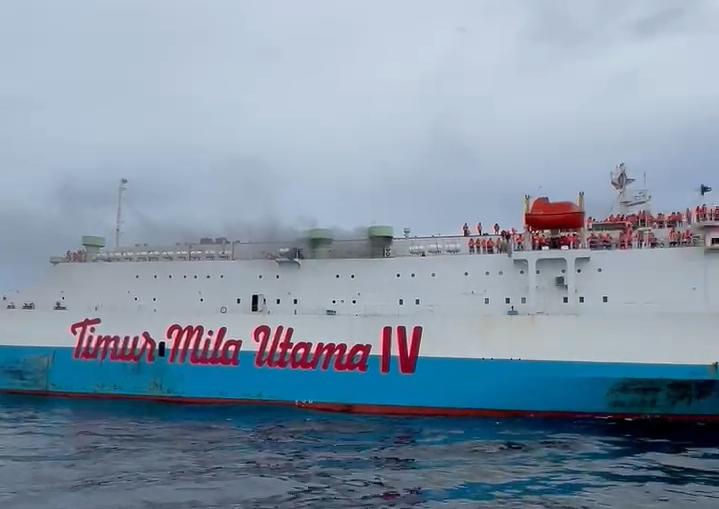 Kapal Ferry KM Mila Utama tujuan Banjarmasin - Surabaya yang terbakar di Laut Jawa, 20 mil utara Pulau Bawean, Gresik.