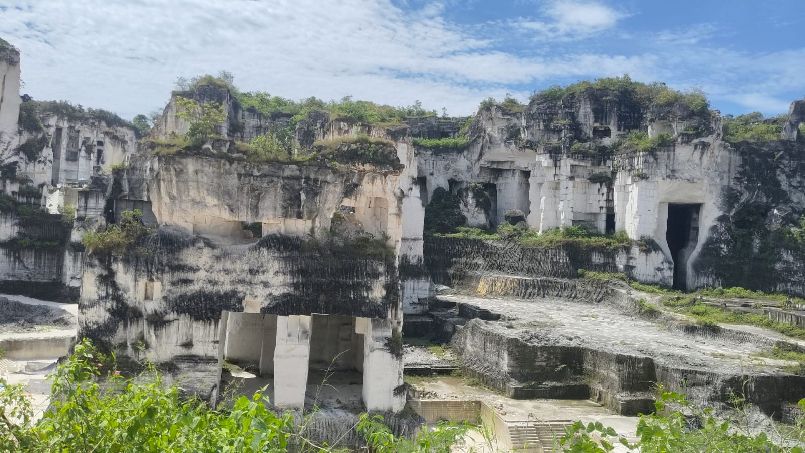 MAKIN RUSAK: Suasana aktivitas tambang galian di wilayah Gresik Utara.