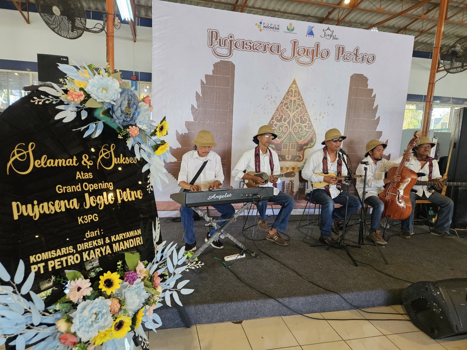 Nostalgia : Musik keroncong menemani para pengunjung Joglo Petro.
