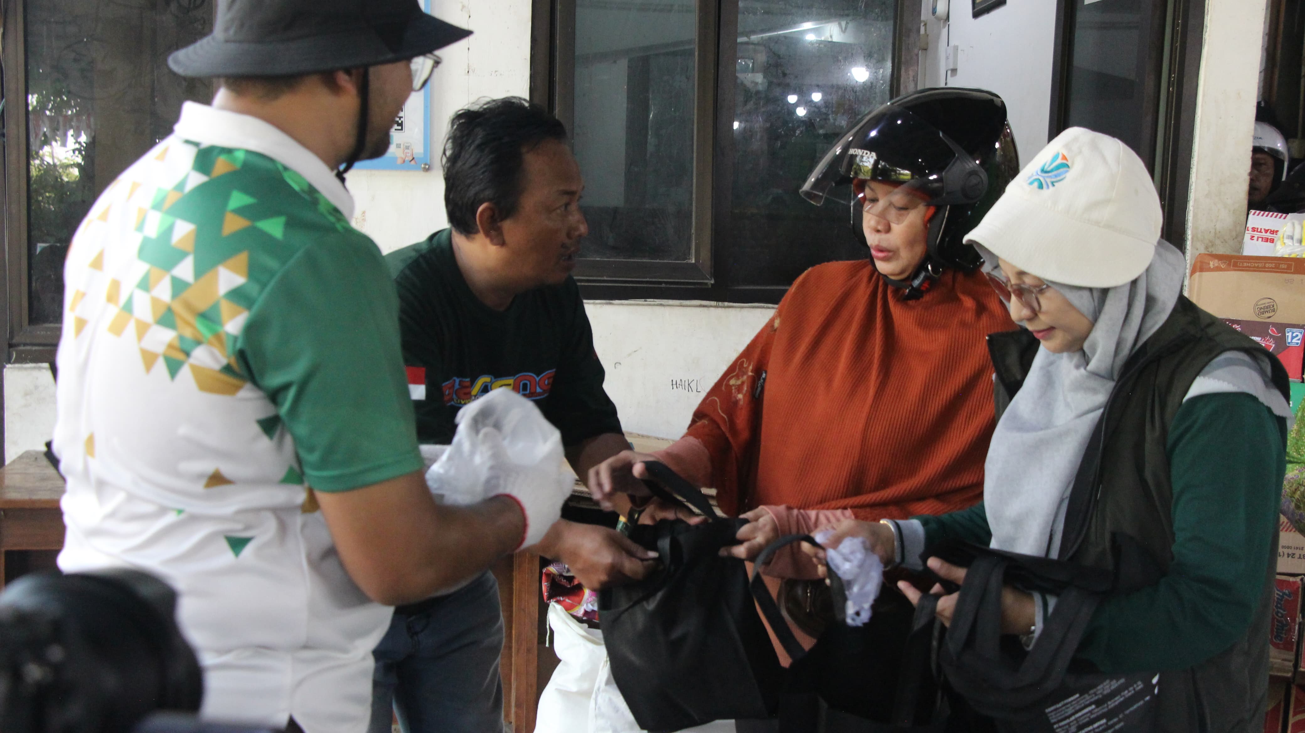 Dinas Lingkungan Hidup (DLH) Kabupaten Gresik menggandeng PT Petrokimia Gresik menggelar aksi bersih-bersih sampah plastik bersama