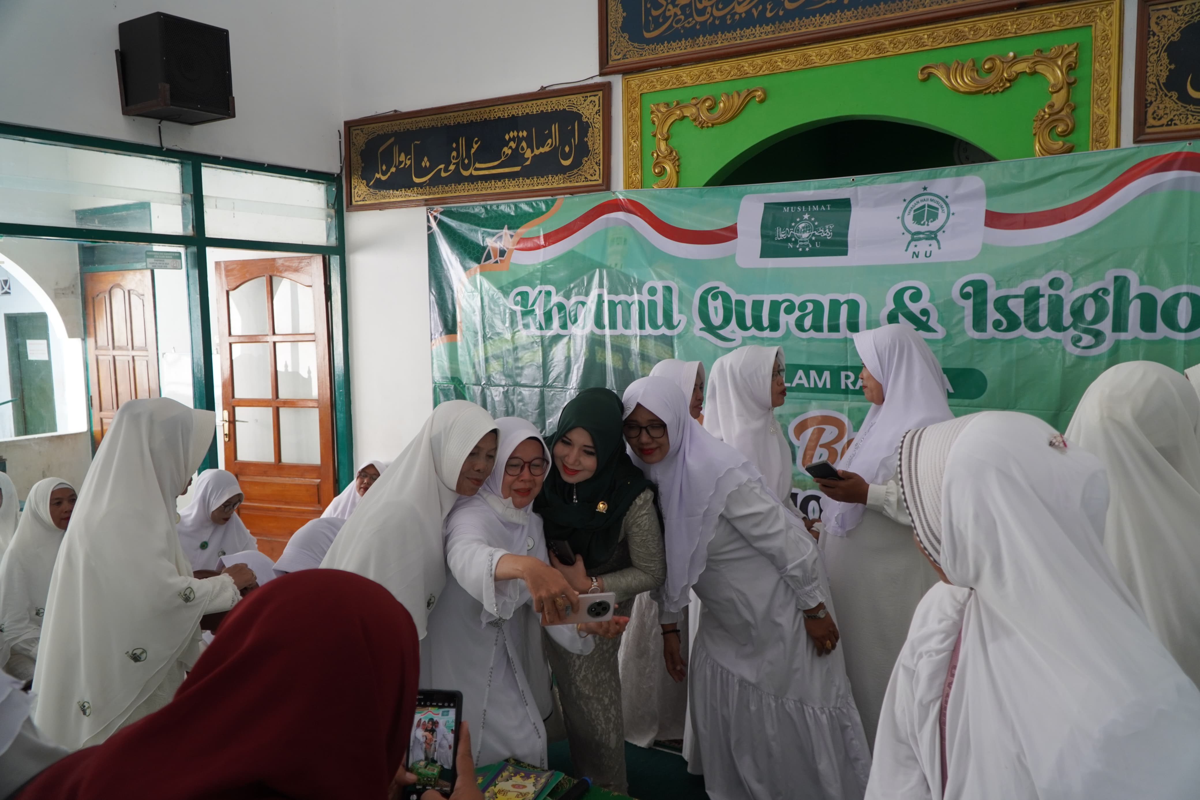 DEKAT: Ning Lia Istifhama begitu dekat dengan ibu-ibu di Tulungagung.