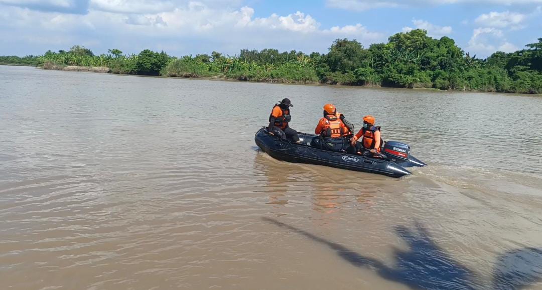 PENCARIAN : Petugas gabungan saat melakukan pencarian anak hilang misterius diduga tercebur bengawan Solo di Desa Dukunanyar, Gresik.