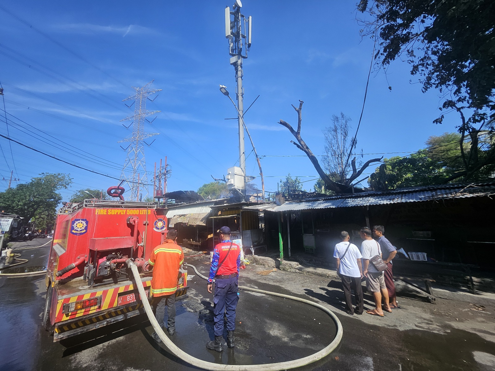 Hangus : Sebuah gudang besi tua di Jalan Kapten Dulasim terbakar disaat pemiliknya pulang kampung.