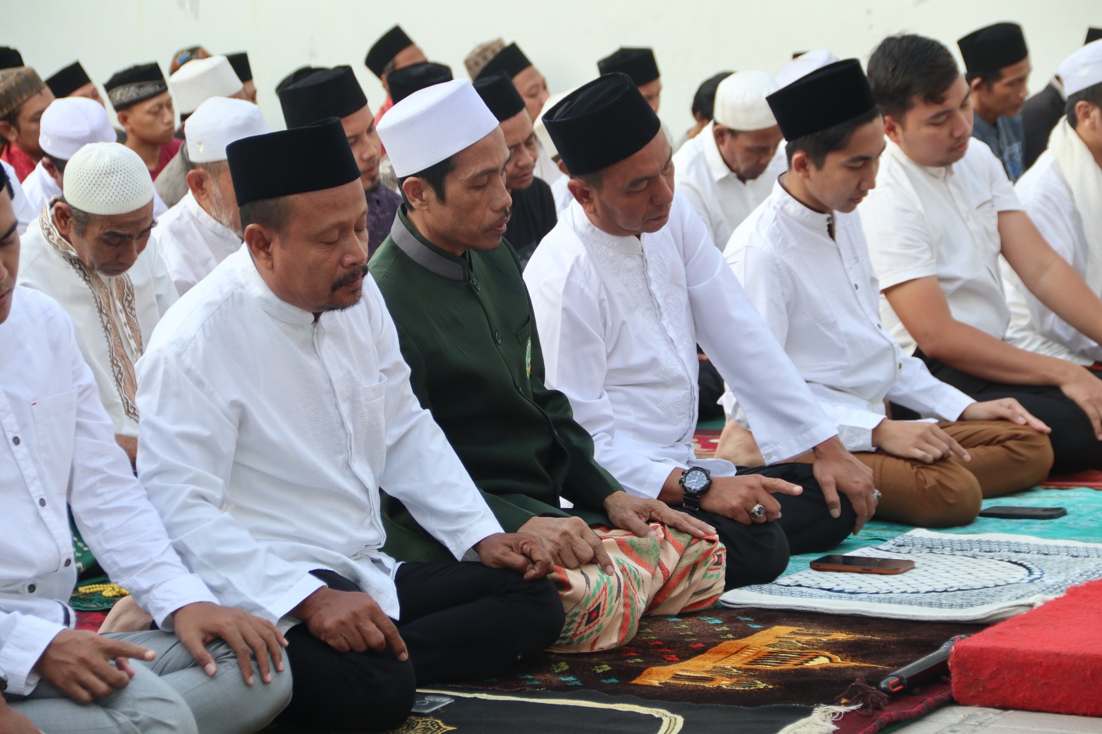 KHUSUK: Ratusan warga binaan muslim, didampingi petugas, berbondong-bondong keluar dari blok hunian merayakan Salat Aid di lapangan Rutan, Jumat (6/6).