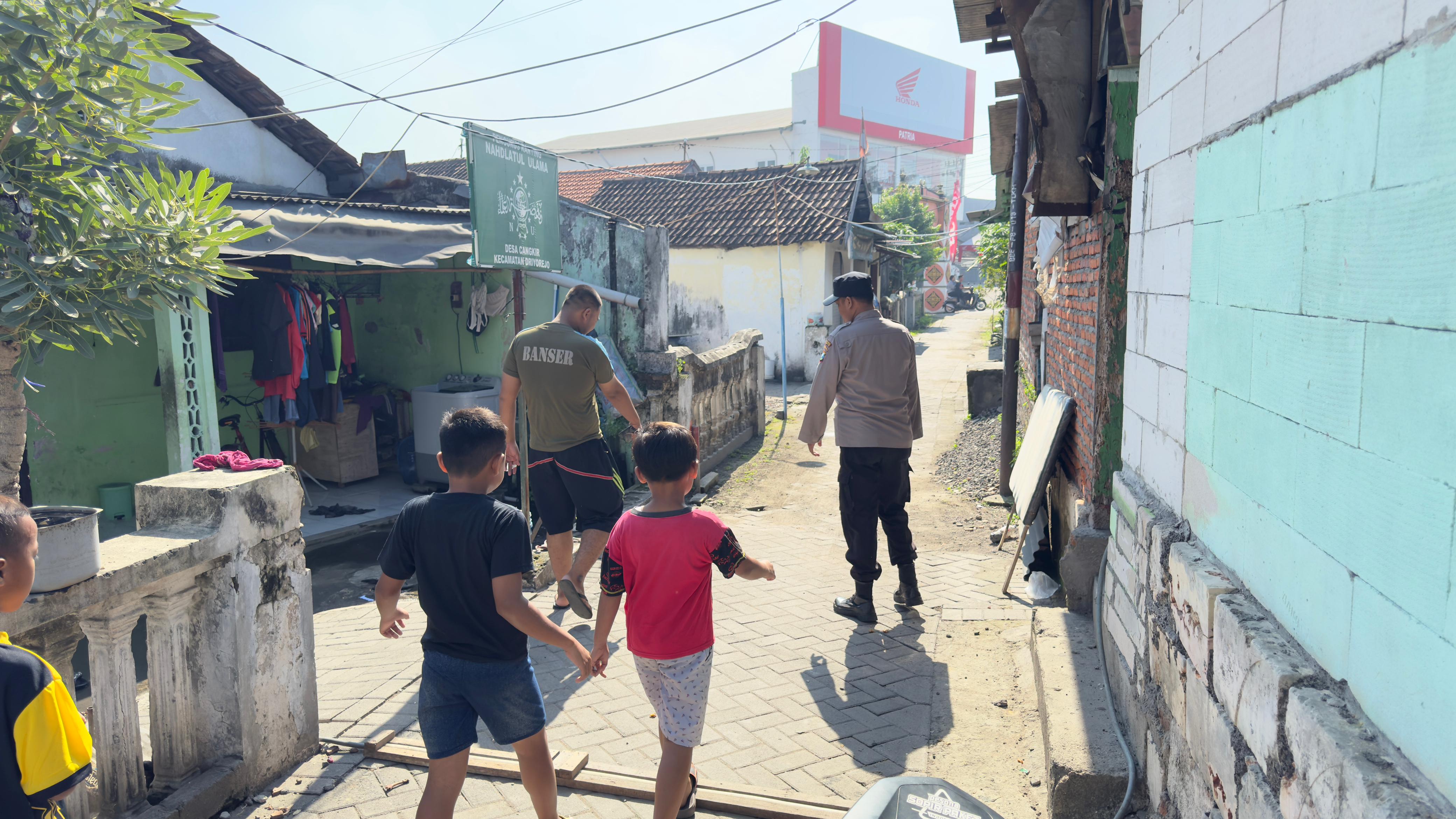 OLAH TKP: Anggota Polsek Driyorejo saat melakukan olah TKP ledakan mercon di Dusun Wates, Desa Cangkir, Kecamatan Driyorejo, Gresik.