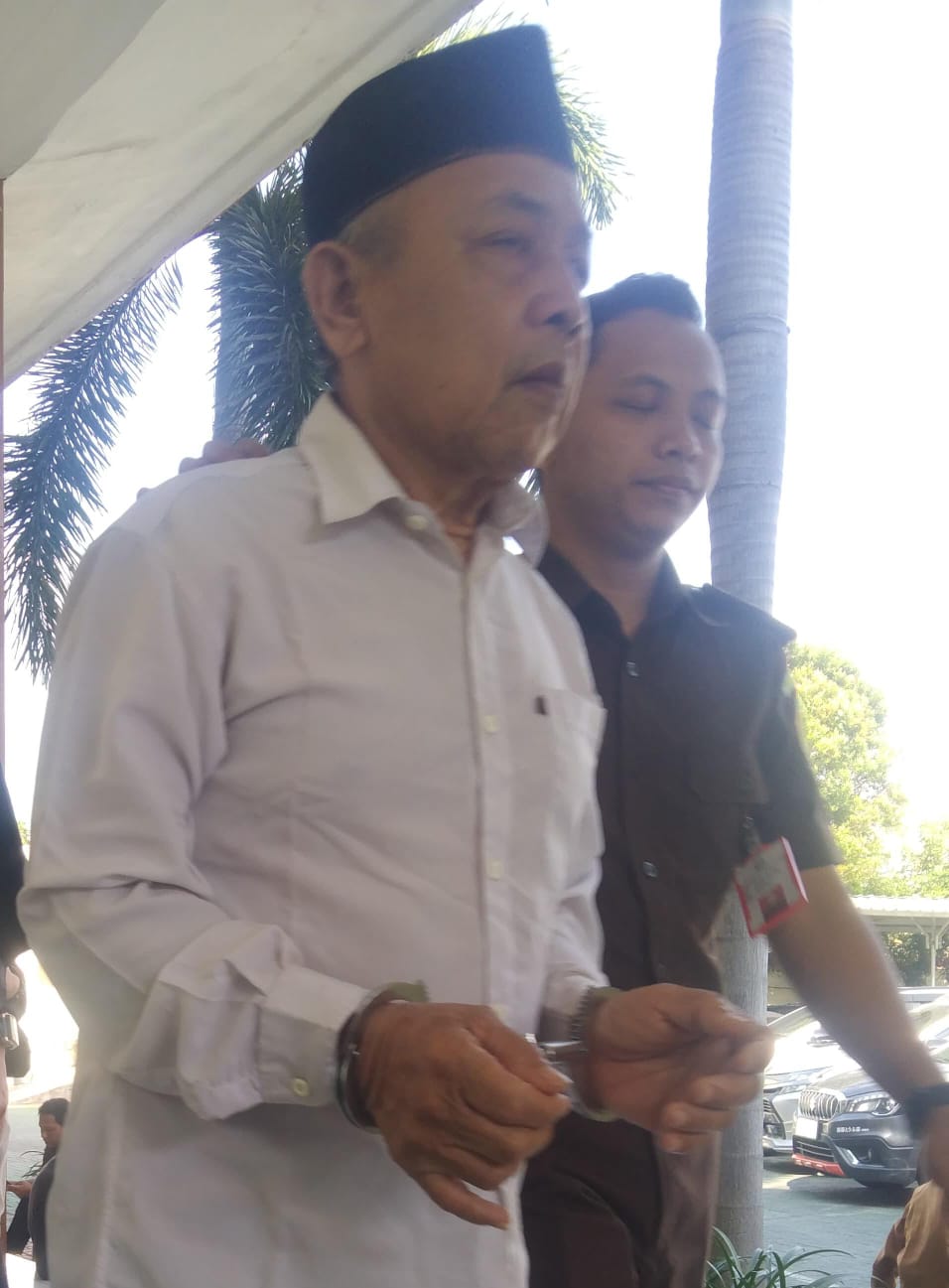 TUNTUTAN: Terdakwa Muji saat digelandang petugas menuju ruang tahan usai menjalani sidang di PN Gresik.