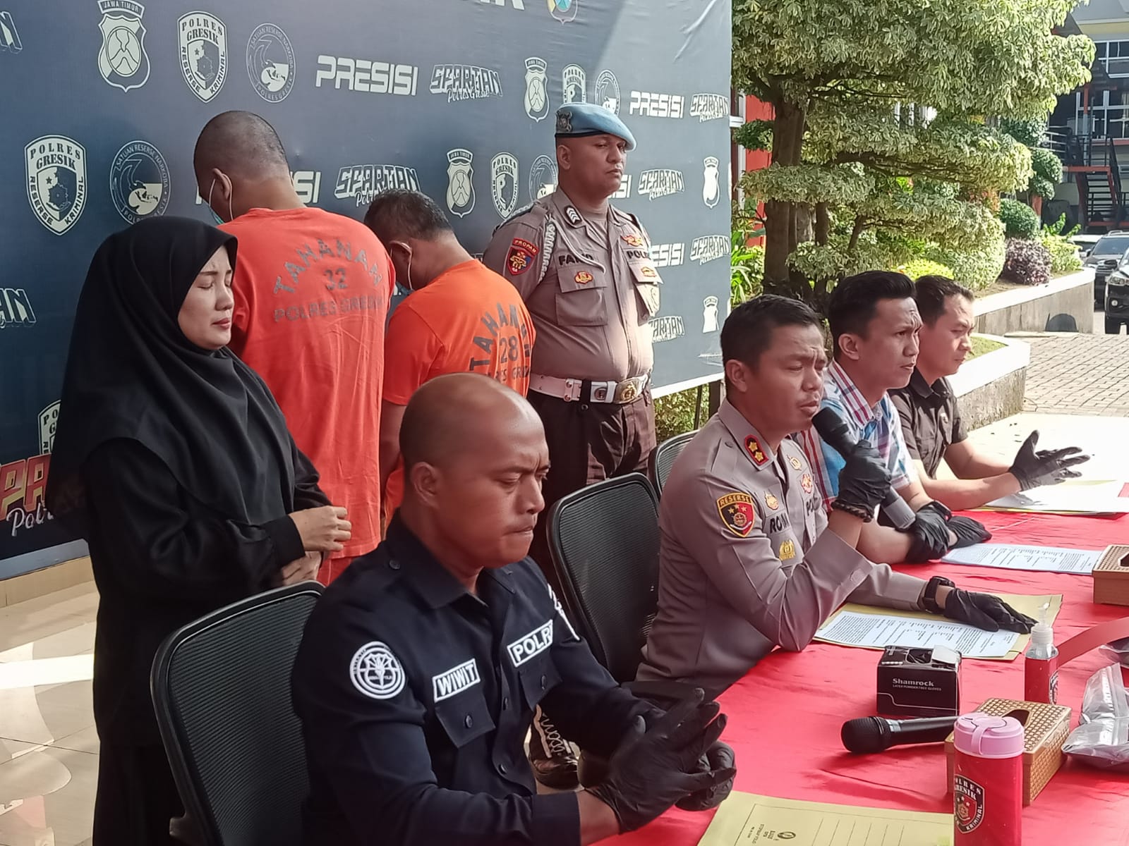ASUSILA: Satreskrim Polres Gresik berhasil mengamankan dua ayah tiri bejat di dua lokasi berbeda, yaitu Kecamatan Dukun dan Driyorejo, atas tuduhan rudapaksa anak di bawah umur.