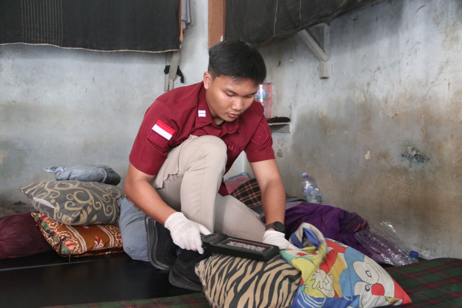 RAZIA: Petugas Rutan Kelas IIB Gresik menggelar penggeledahan serentak di blok hunian warga binaan