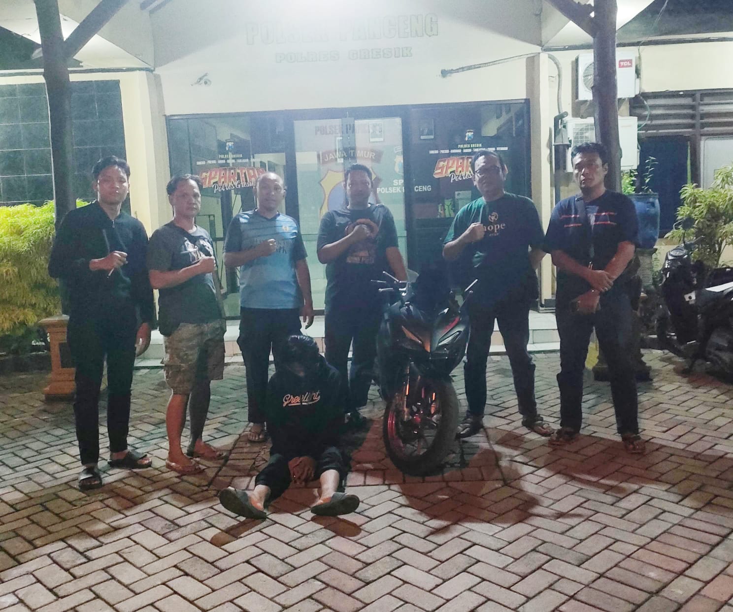 Diamankan - Tim gabungan Resmob Polres Gresik dan Reskrim Polsek Panceng mengamankan pelaku beserta barang bukti satu unit sepeda motor Honda CBR.