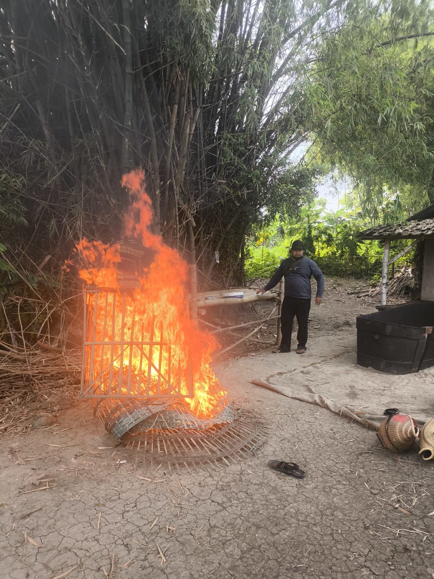 DIBAKAR &ndash; Petugas Polsek Wringinanom saat menggerebek dan membakar arena sabung ayam yang berlokasi di tanah tegalan dekat pohon bambu, Dusun Dukuan Kulon, Desa Kesamben Kulon, Wringinanom, Gresik.