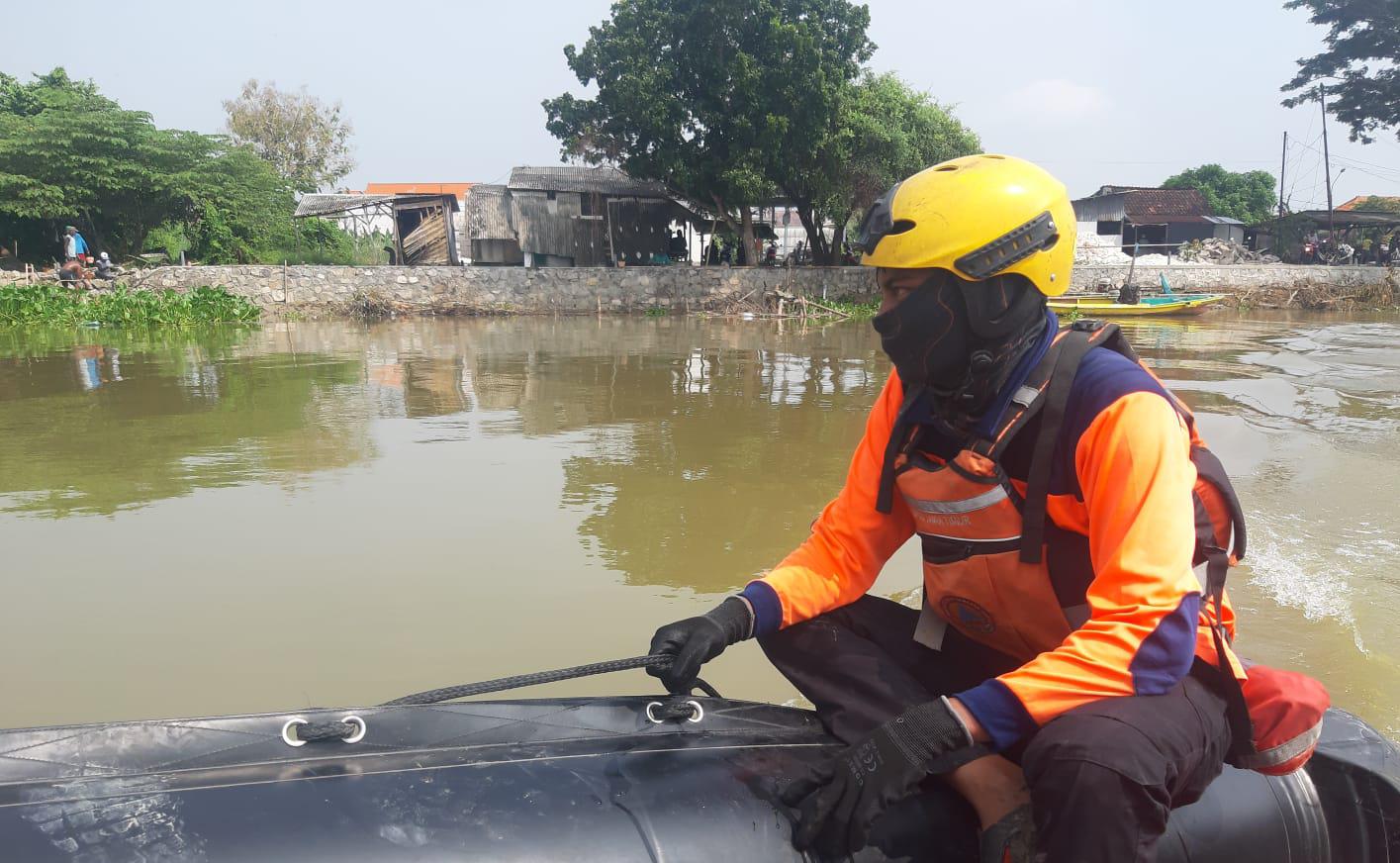DIHENTIKAN : Tim SAR saat melakukan pencarian dugaan anak yang terjebur di sungai Bengawan Solo, di Desa Dukunanyar, Kecamatan Dukun, Gresik.