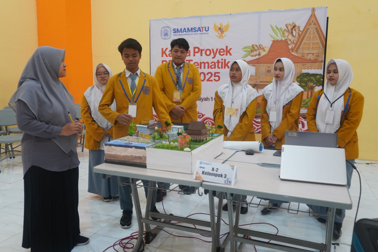 Puncak dari proyek tematik ini adalah presentasi di hadapan orang tua siswa.