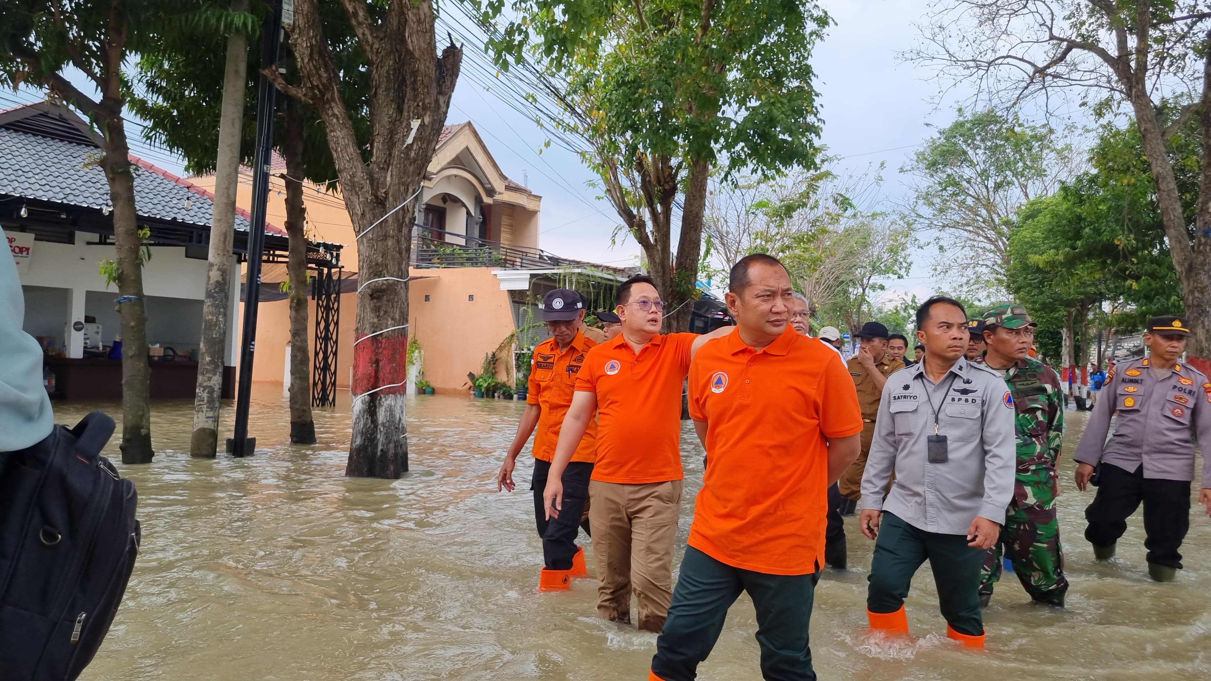 Turun Gunung : Sekretaris Daerah (Sekda) Provinsi Jatim, Adhy Karyono meninjau langsung banjir yang merendam sejumlah wilayah di Gresik Selatan.