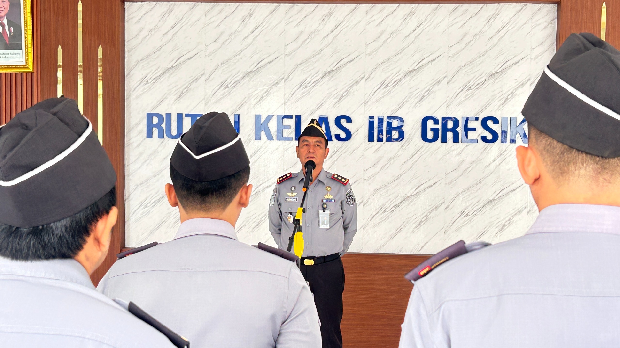 BERPRESTASI : Kepala Rutan kelas IIB Gresik, Yuliawan Dwi Nugroho saat memberikan apresiasi terhadap pegawai yang berprestasi dan teladan di ruang lingkup kerja Rutan Kelas IIB Gresik.