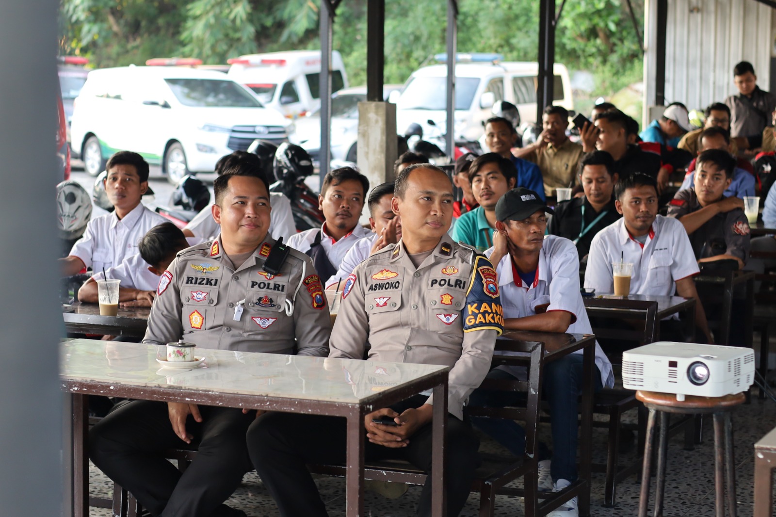 SAFETY DRIVING : Anggota Satlantas Polres Gresik untuk menigkatkan krselamatan di Jalan Raya lakukan Sosialisasi Safety Driving bersama supir Ambulans.