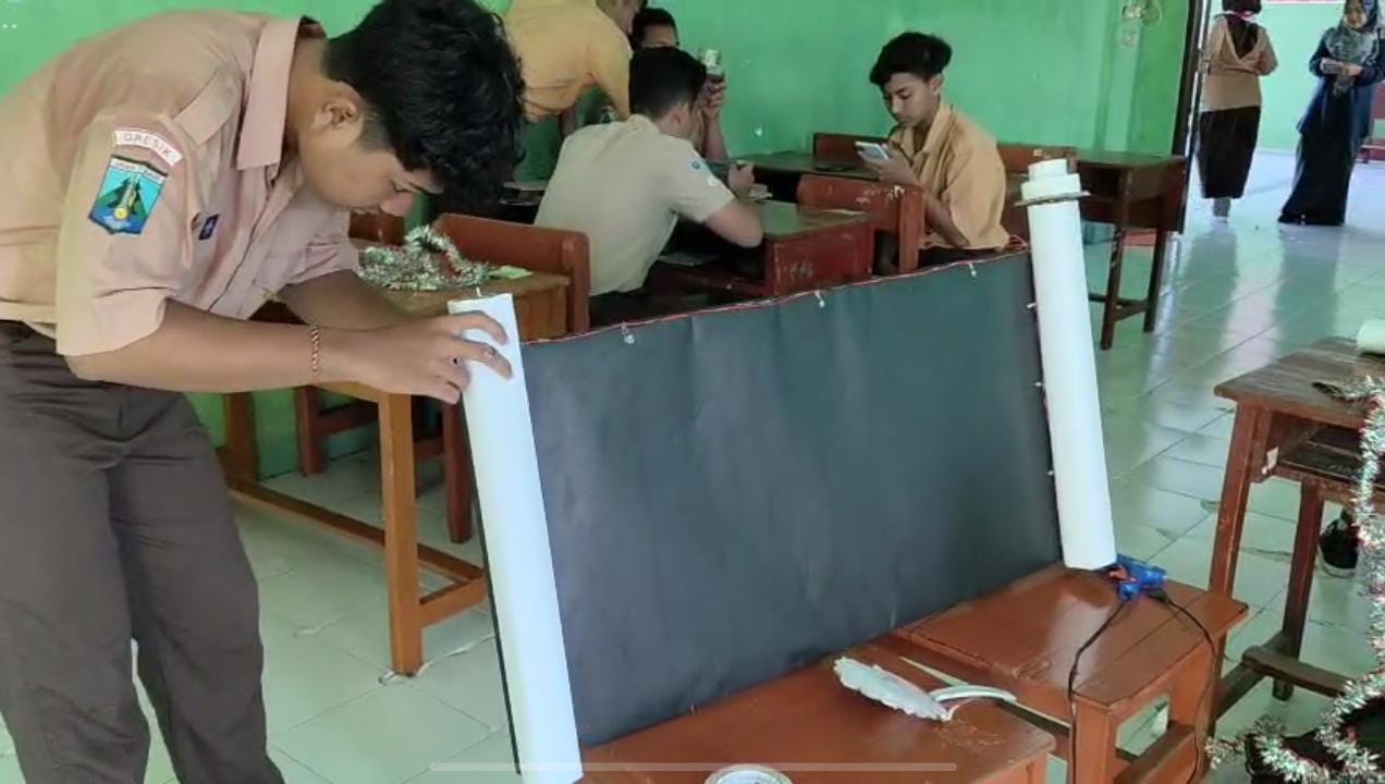 Giat : Siswa SMA Sunan Giri Menganti menunjukkan kreasi madding kelas saat perayaan iduladha.