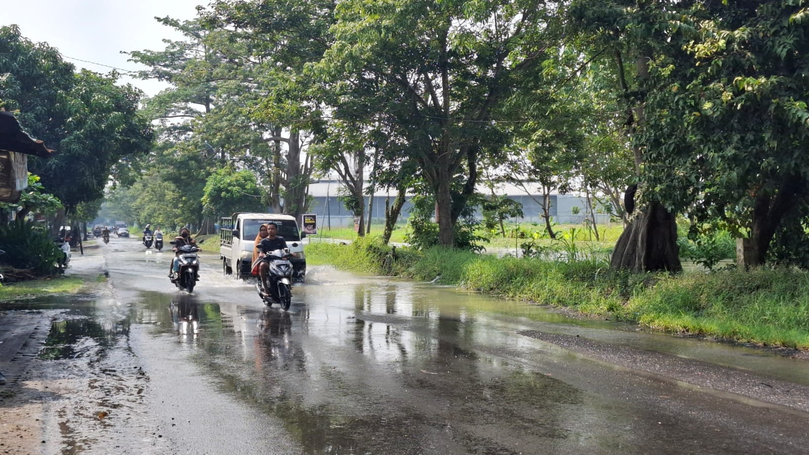 MAKIN MELUAS: Usai Benjeng, kini luapan Kali Lamong merendam empat desa di Kecamatan Cerme.