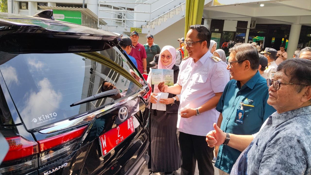 KENDARAAN : Plt Bupati Gresik, dr. Asluchul Alif saat gelar uji emisi kendaraan dinas untuk kurangi polusi
