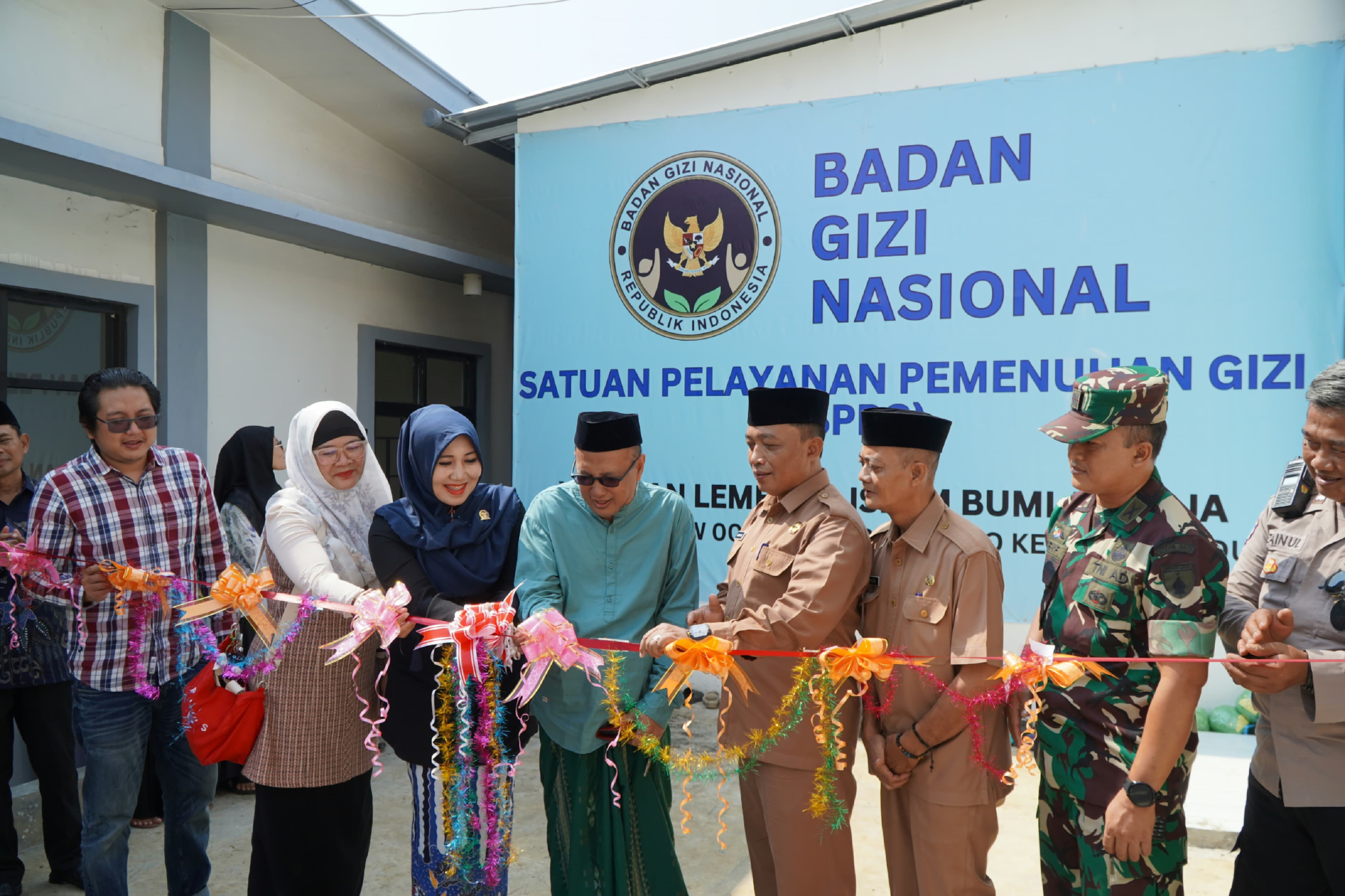 TINJAU: Anggota DPD RI Lia Istifhama bersama pengurus Ponpeds Bumi Aswaja meninjau langsung operasional dapur Program Makan Bergizi Gratis (MBG).