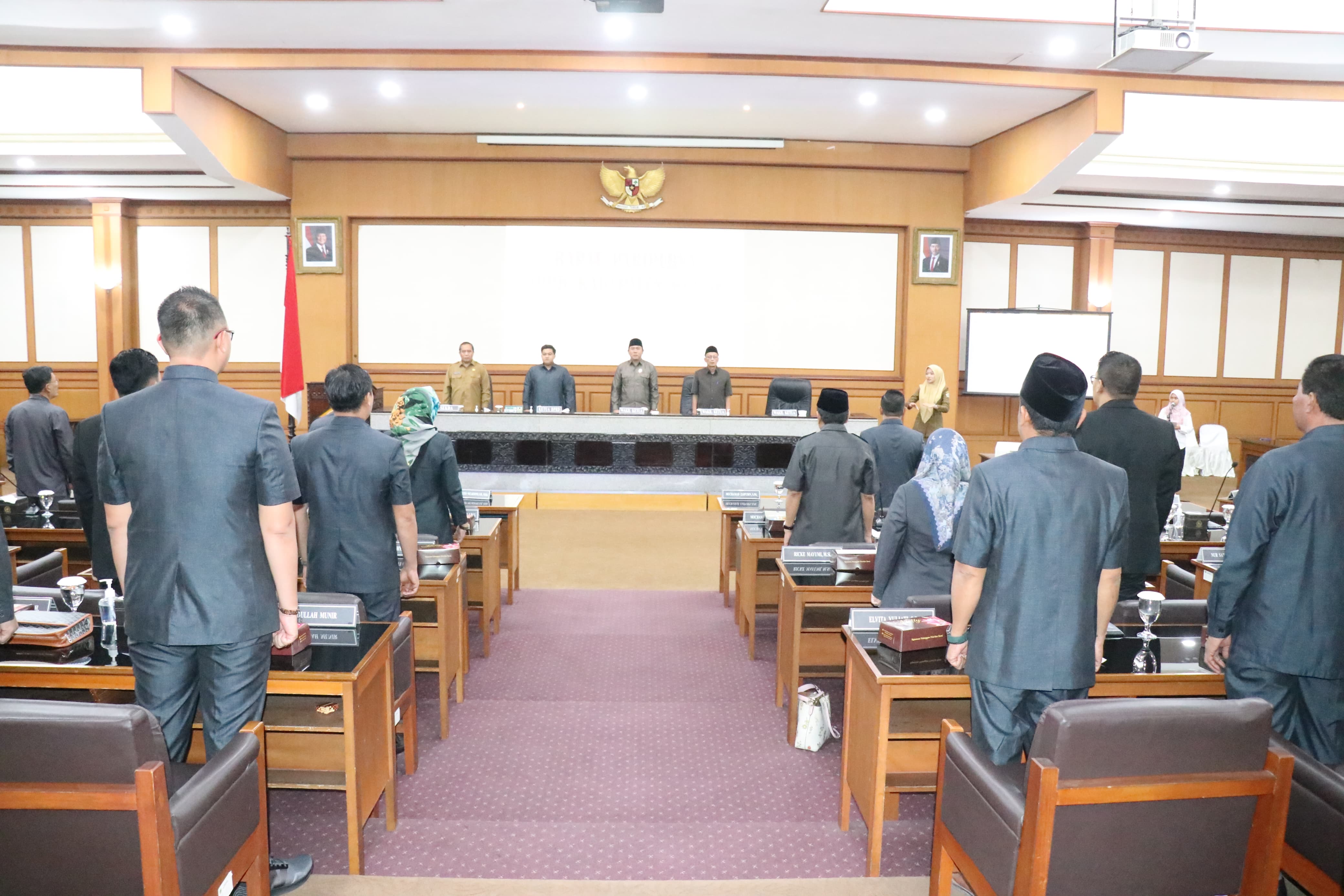 SIDANG: DPRD Gresik sedang membahas Ranperda APBD 2024 di ruang sidang paripurna, Selasa (10/6).