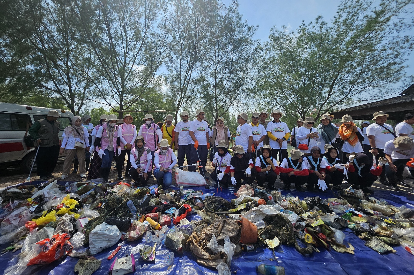 Menggunung : Sampah yang dikumpulkan di area Banyuurip Mangrove Centre (BMC) selanjutnya akan dipilah berdasarkan jenisnya.