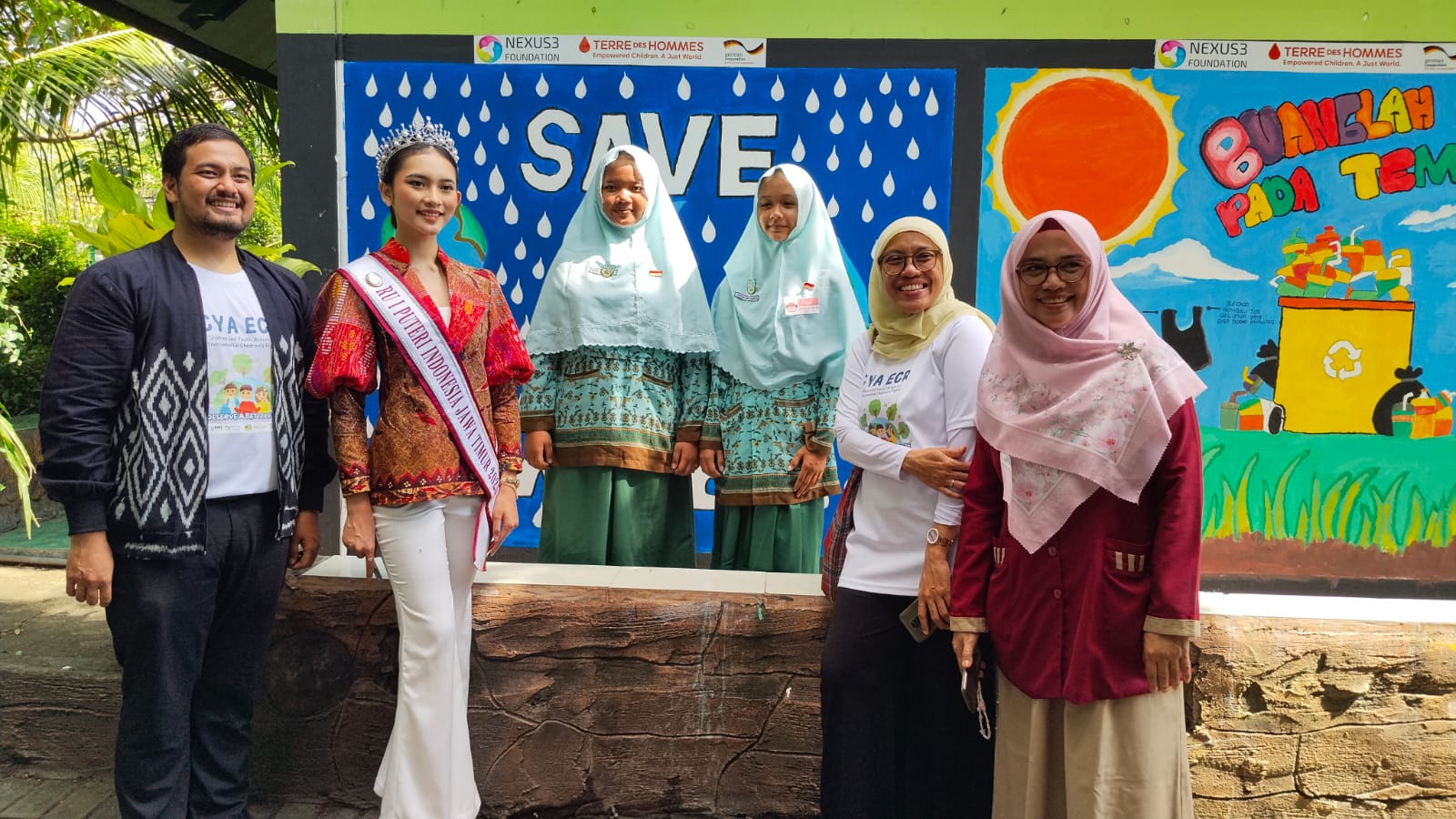 Semarak Lomba Mural dan Edukasi Lingkungan di SMP Islam Manbaul Ulum Gresik.