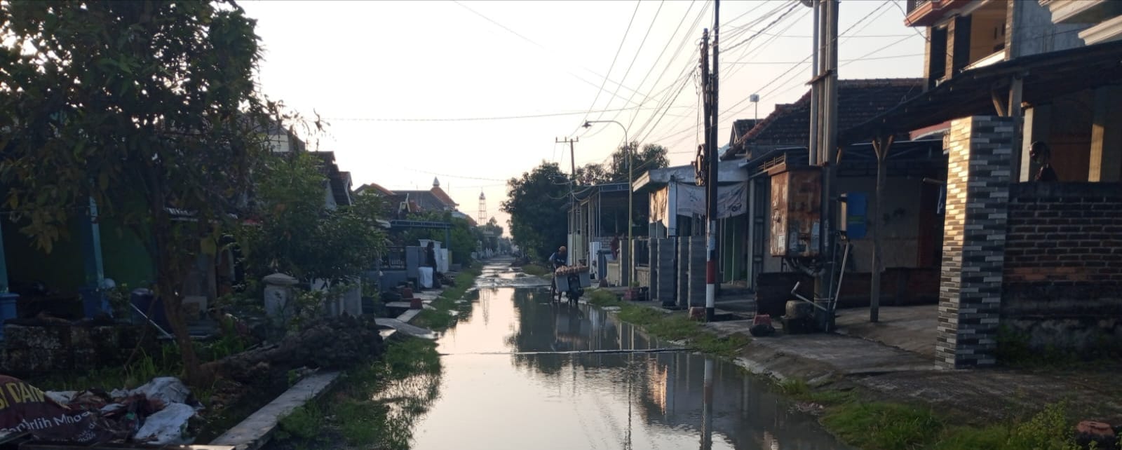 MASIH TERENDAM: Meski sudah berangsur surut, namun beberapa daerah di Cerme yang masih terdampak banjir.