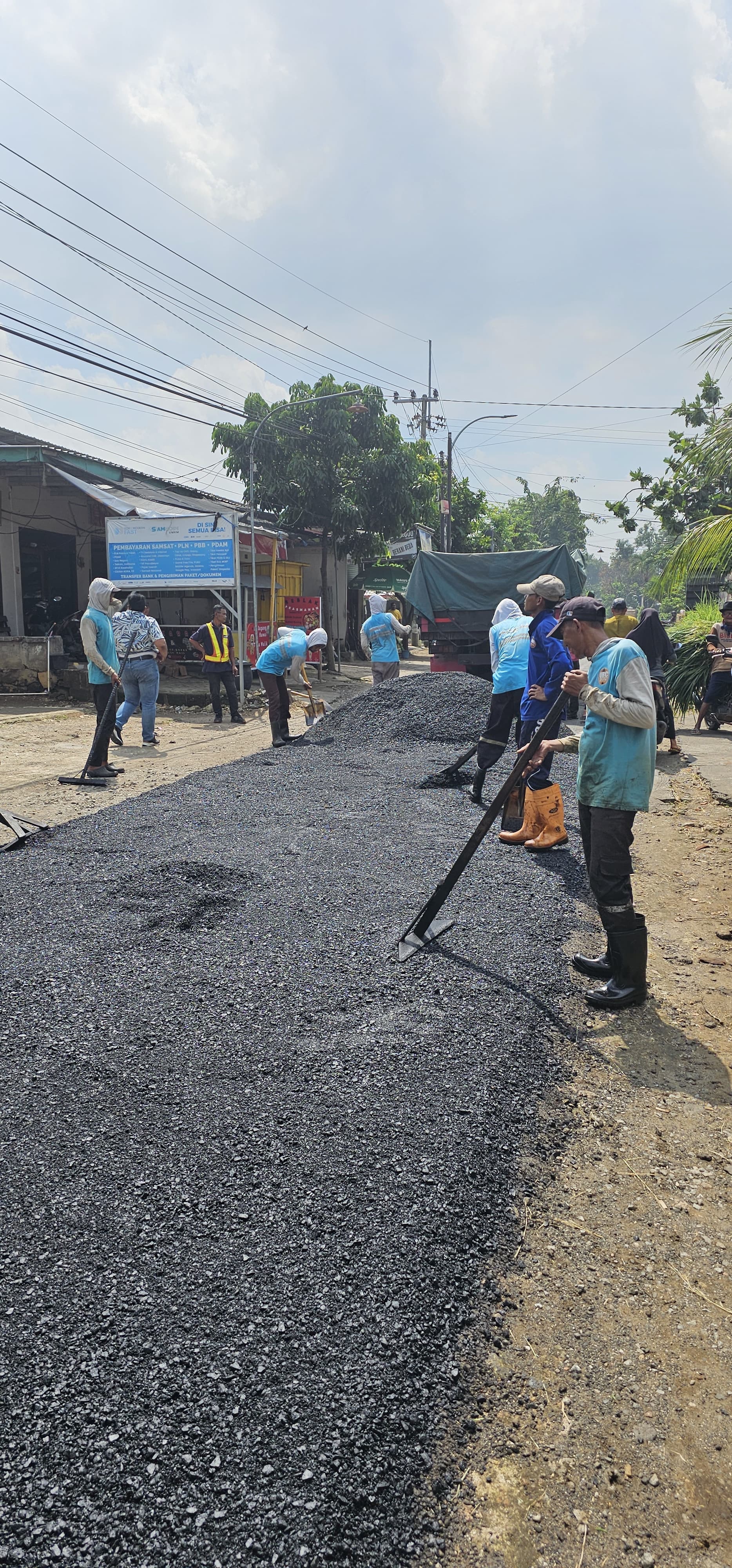KEBUT: Dinas Pekerjaan Umum dan Tata Ruang (DPUTR) terus mengoptimalkan pemeliharaan dan perbaikan infrastruktur di jalan ruas Sumurber, Kecamatan Panceng, Gresik.