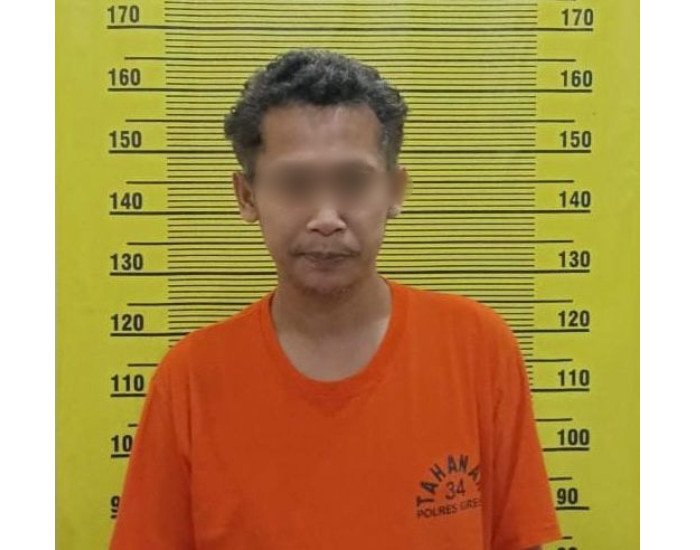 DITAHAN : Tersangka Resa Ardianto oknum notaris saat ditetapkan tersangka dan ditahan di Mapolres Gresik.