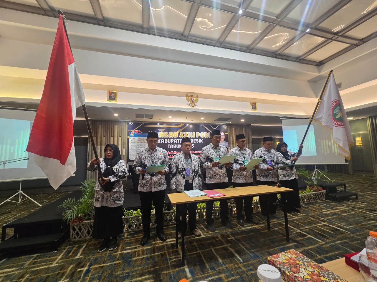 Pucuk pimpinan PGRI Kabupaten Gresik berganti usai digelarnya Konkab di hotel Soila Zigna, Solo pada Sabtu (14/6).