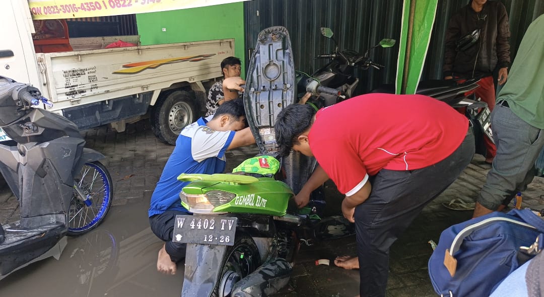 Siswa SMK di Gresik Beri Layanan Servis Motor Gratis