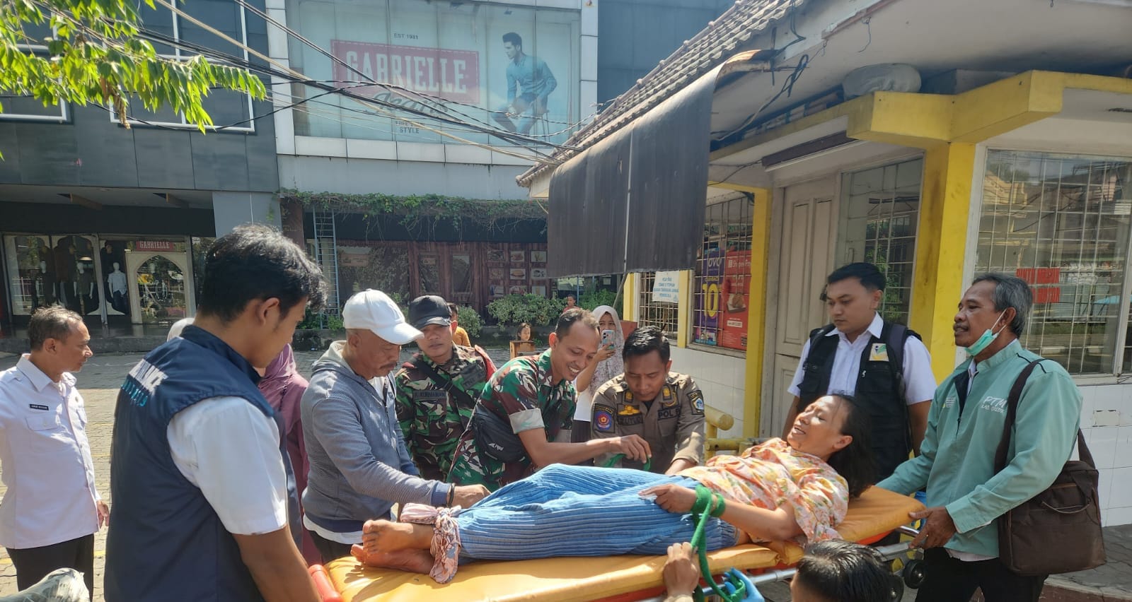 SIGAP : Tim URC Dinsos Gresik melakukan evakuasi terhadap ODGJ yang meresahkan warga.