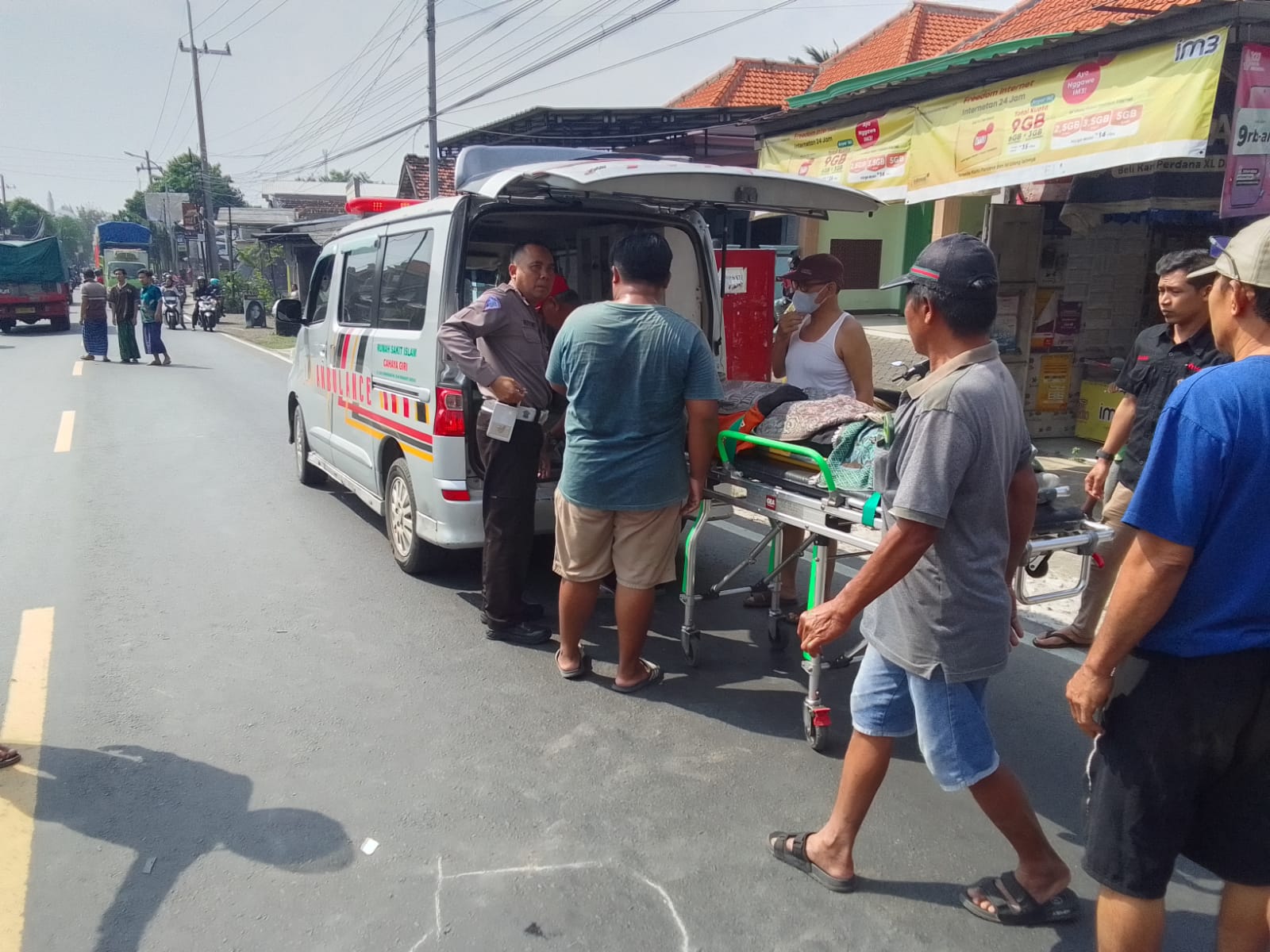 TERGELETAK : Seorang pengendara sepeda motor tewas usai terlibat kecelakaan di Jalan Raya Boteng, Kecamatan Menganti, Gresik.