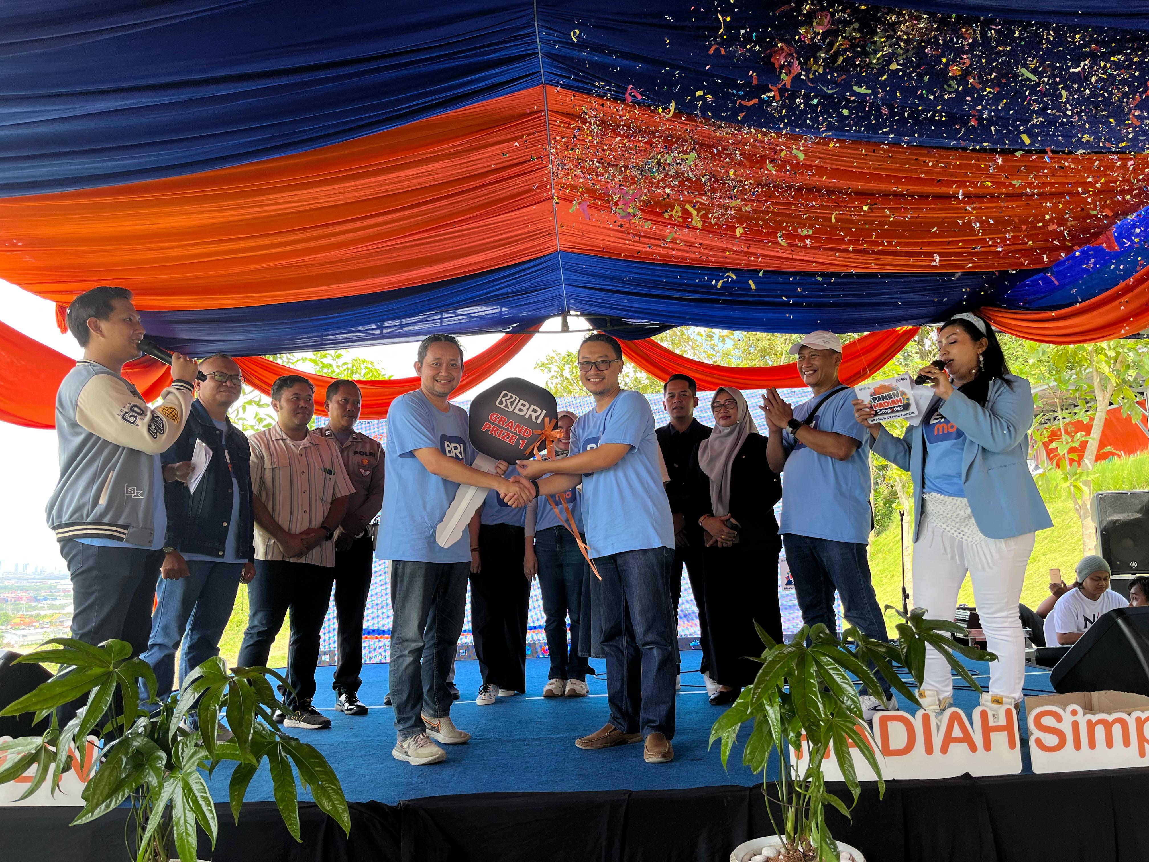 Grand Prize: satu unit Mobil Suzuki Carry PU WD berhasil dimenangkan oleh Navita Suryaningtiya, nasabah dari BRI Unit Manyar.