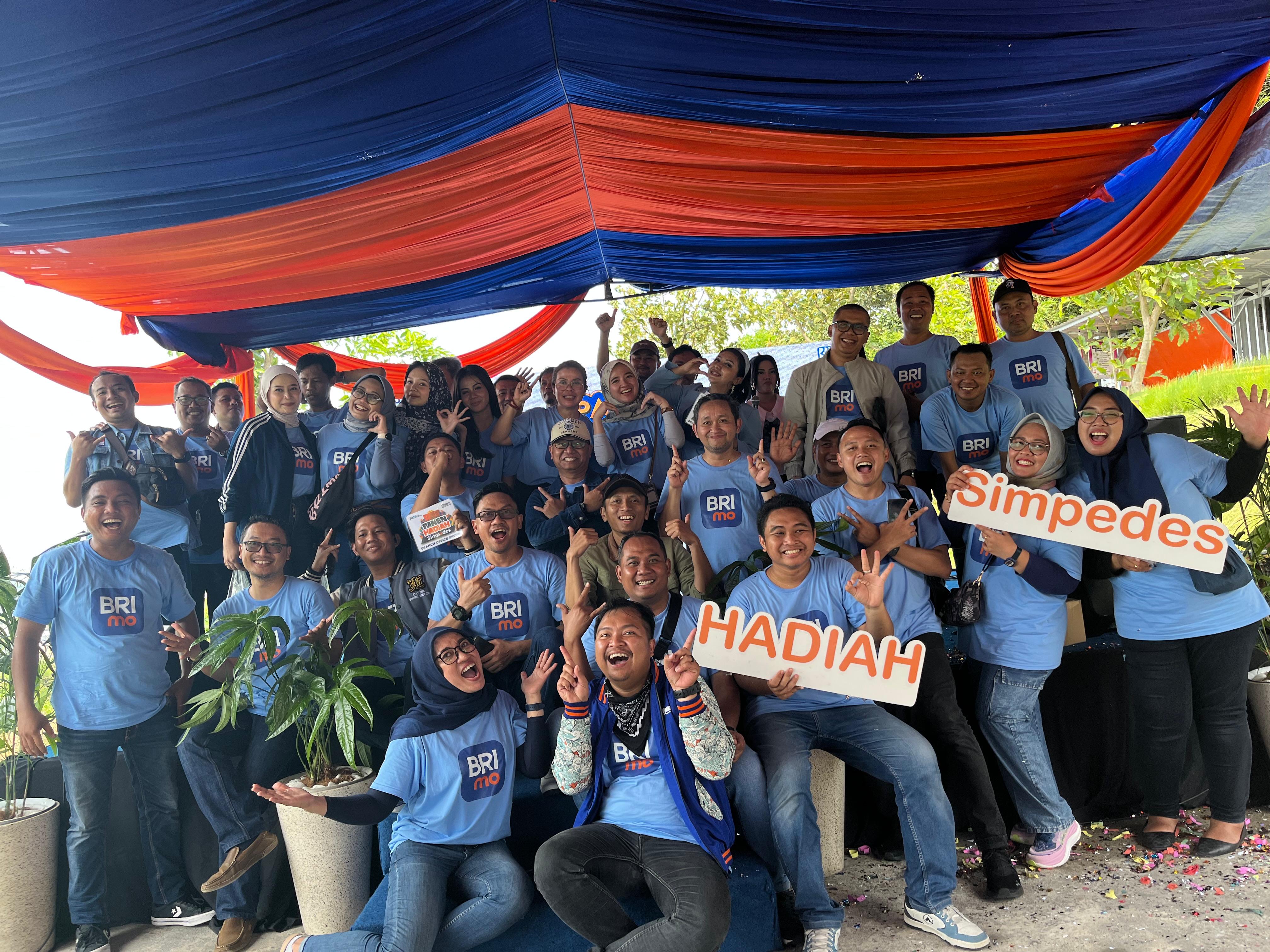 KOMPAK: Karyawan dan panitia Bank Rakyat Indonesia (BRI) Kantor Cabang Gresik foto bersama saat program Panen Hadiah Simpedes (PHS) periode II tahun 2024 di Tanatuju Kebomas, Gresik.