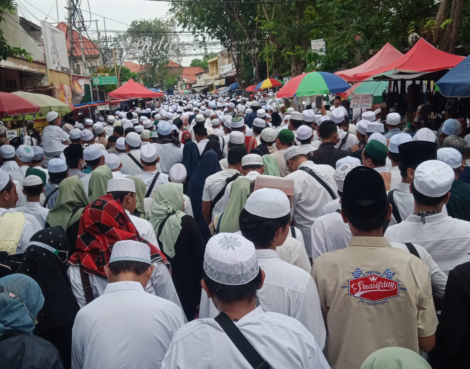 TUMPLEK BLEK: Ratusan ribu jamaah menghadiri puncak Haul Habib Abu Bakar Assegaf ke-70 tahun 2025 di Masjid Jami Gresik.