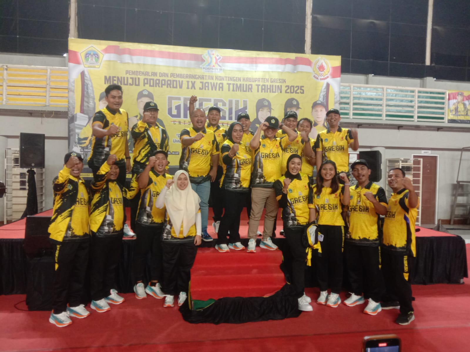 TARGET JUARA: Komite Olahraga Nasional Indonesia (KONI) Kabupaten Gresik resmi memberangkatkan 716 kontingen atlet dan official untuk berlaga di Pekan Olahraga Provinsi (Porprov) IX Jawa Timur 2025 di
