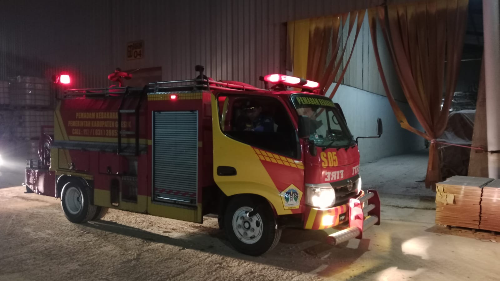 PEMADAMAN : Petugas Damkarla Gresik saat melakukan pemadaman kebakaran  panel listrik di area produksi milik PT Adybuana Persada, Kecamatan Wringinanom, Gresik.