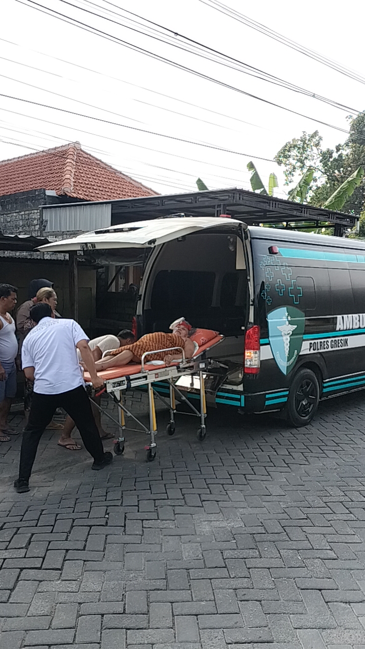 PEDULI: Polres Gresik melayani masyarakat dengan ambulans gratis yang mengantarkan pasien Aminah ke RS..