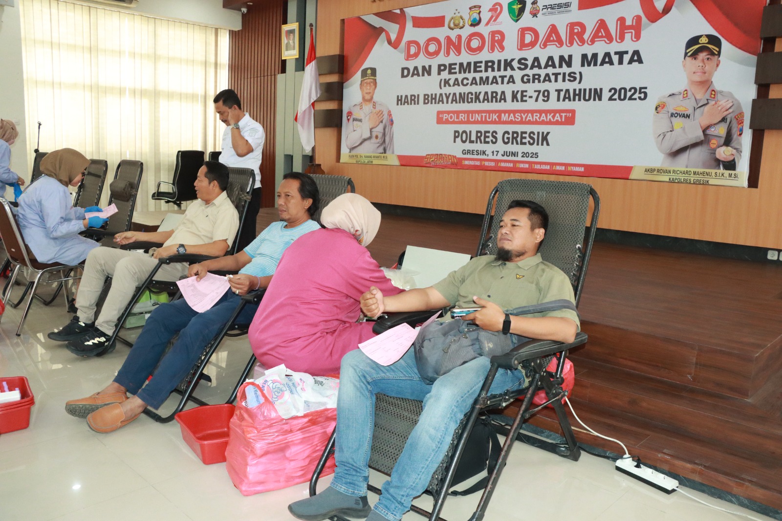 Polres Gresik menggelar donor darah dalam rangka menyambut Hari Bhayangkara 2025.