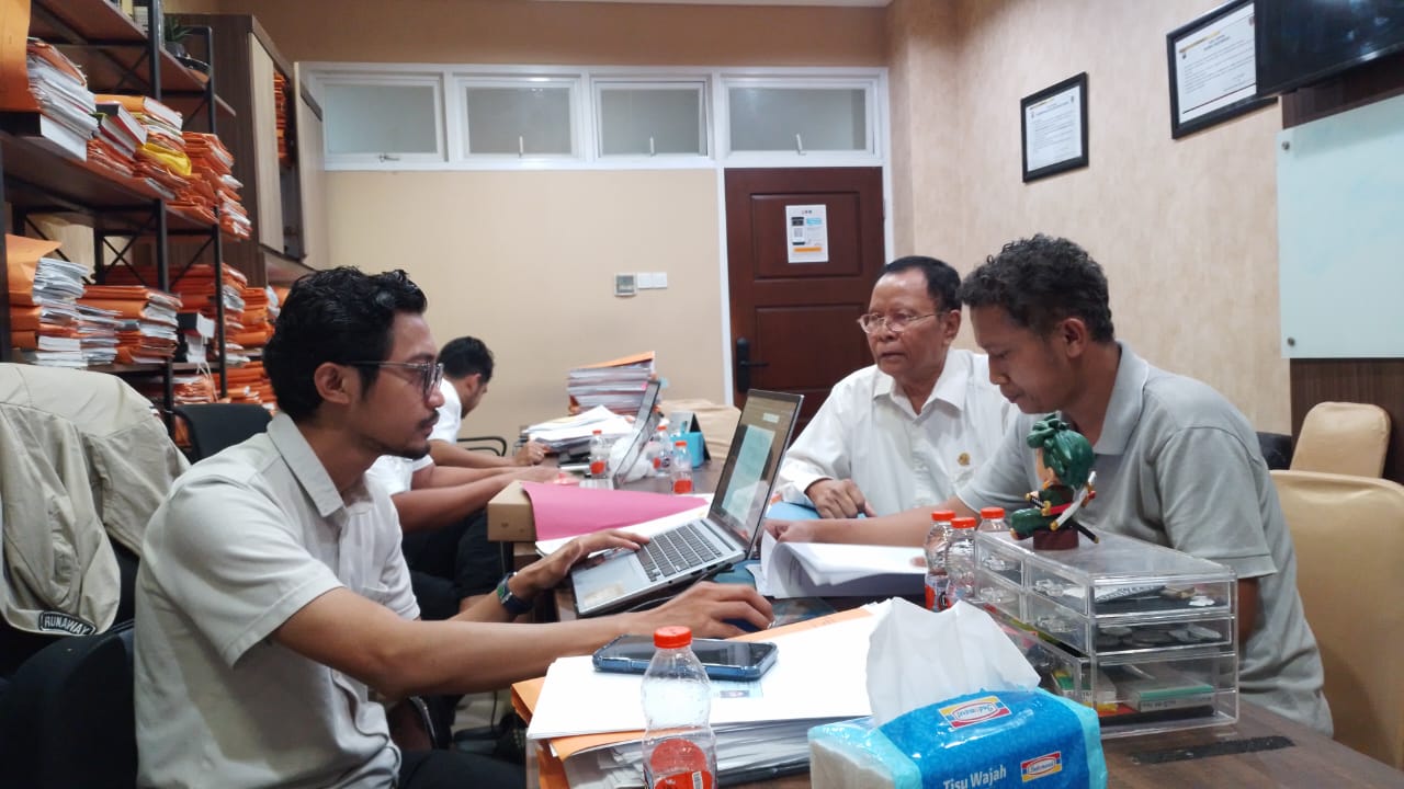 DIPERIKSA :  Tersangka RA terkait pemalsuan dokumen saat diperiksa penyidik unit tipiter Satreskrim Polres Gresik.