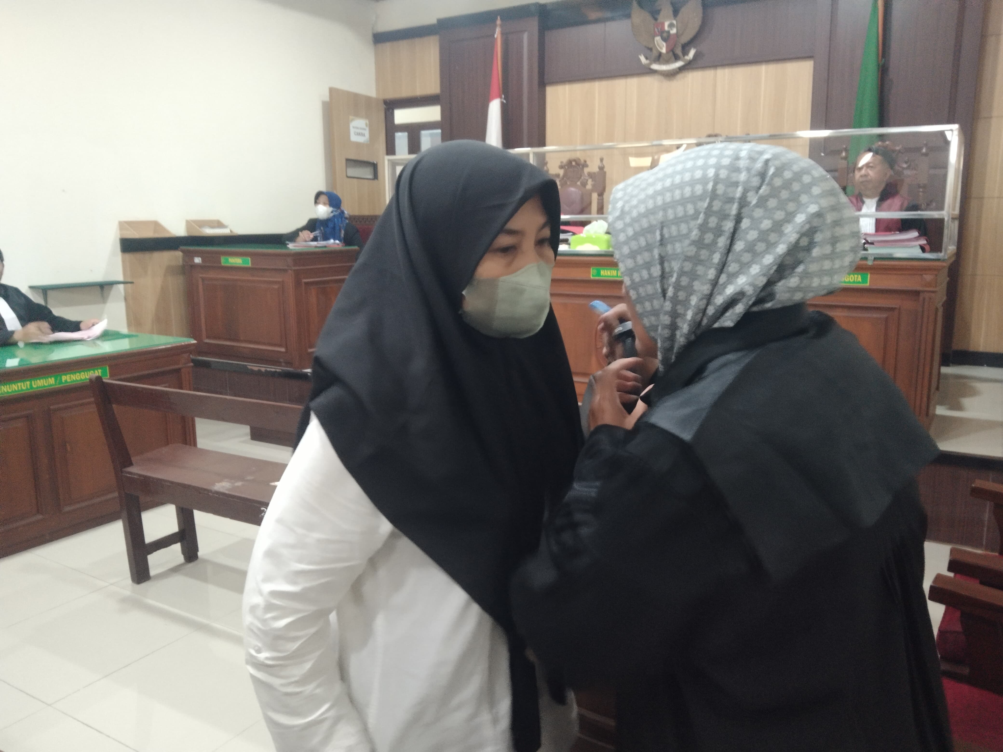 PASRAH : Terdakwa Terdakwa Retnowati Wulandari hanya bisa pasrah usai menjalani sidang di PN Gresik.