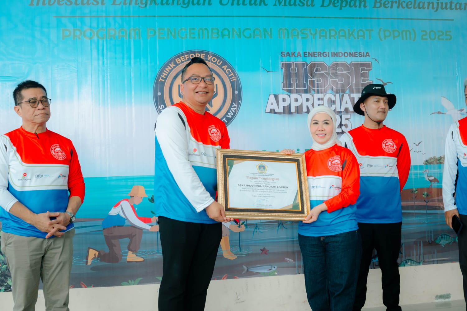 Apresiasi : Plt Bupati Gresik, Asluchul Alif (kiri) menyerahkan penghargaan kepada Dirut PGN Saka, Intan Fauzi.