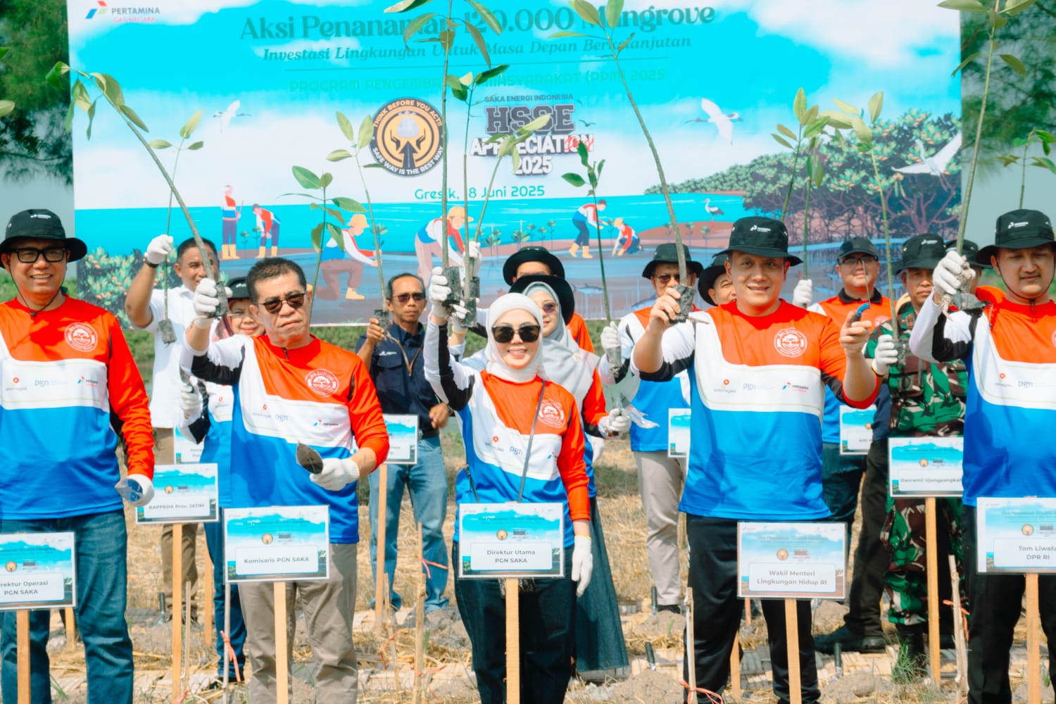 Jaga Ekosistem : Wakil Menteri Lingkungan Hidup (LH), Diaz Hendripriono (kanan) bersama Dirut PGN Saka, Intan Fauzi (tengah) melakukan penanaman mangrove di Desa Pangkahwetan Ujungpangkah.