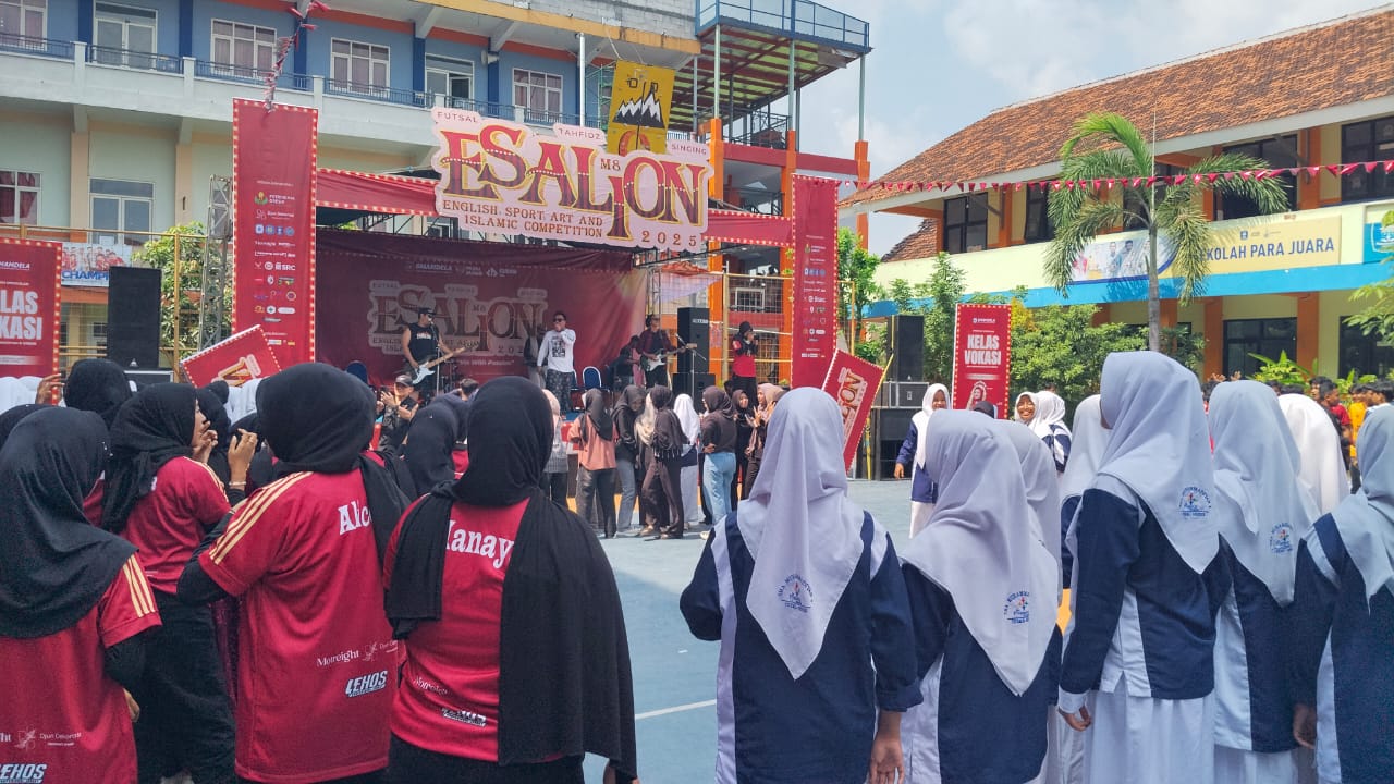 Meriah : Semarak lantunan music dari band Hollycoustic menutup rangkaian Awarding Esalion 2025 di halaman SMA Muhammadiyah 8 Gresik.
