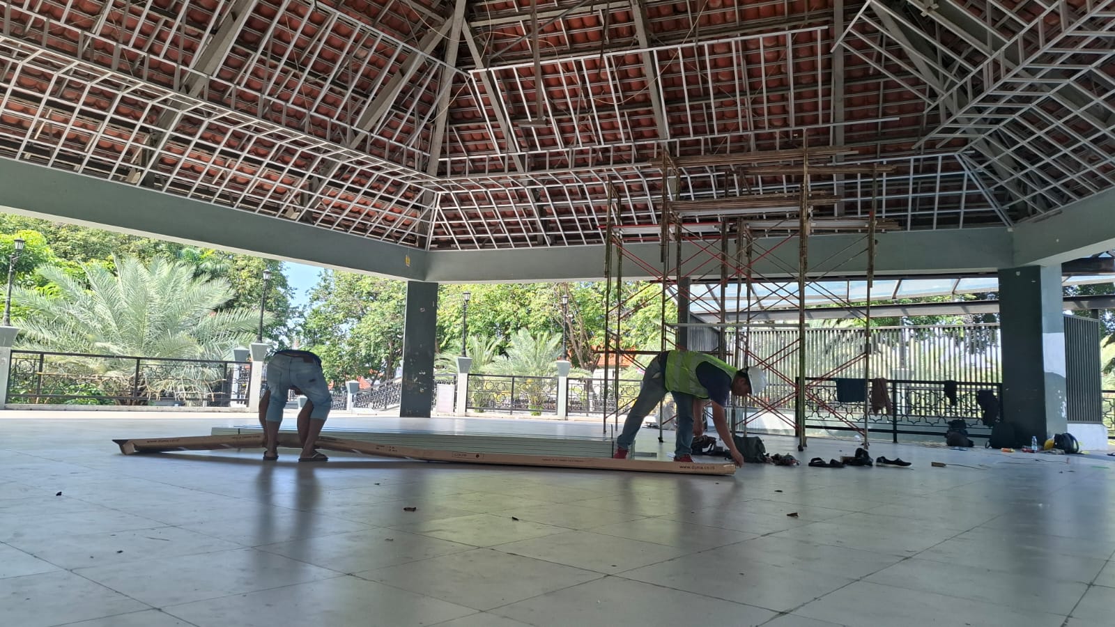 SUASANA : Atap plafon alun-alun Gresik