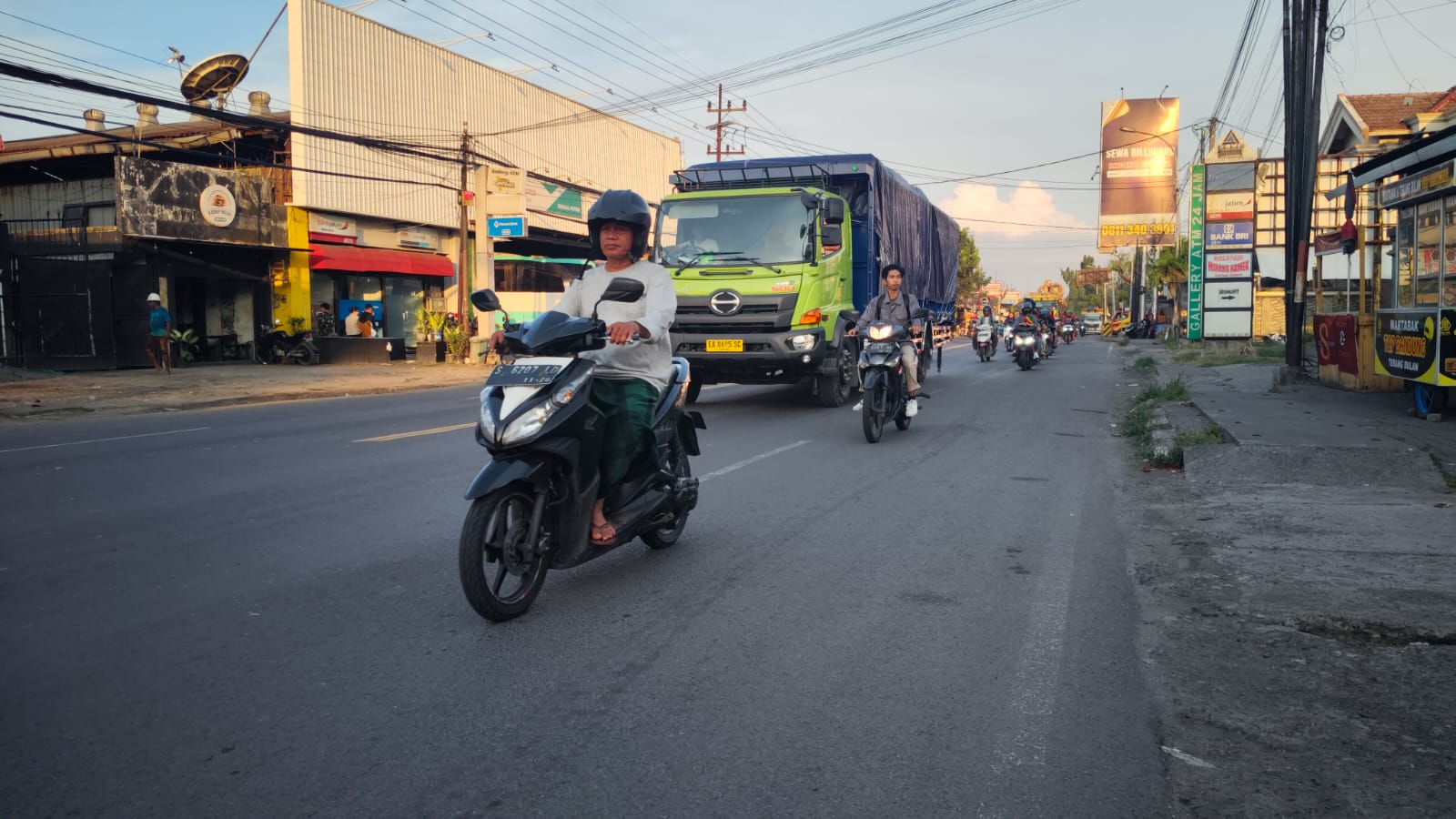 ZERO ODOL: Truk dengan muatan berlebih di kawasan Gresik membuat jalanan rusak dan potensi meningkatkan angka kecelakaan.