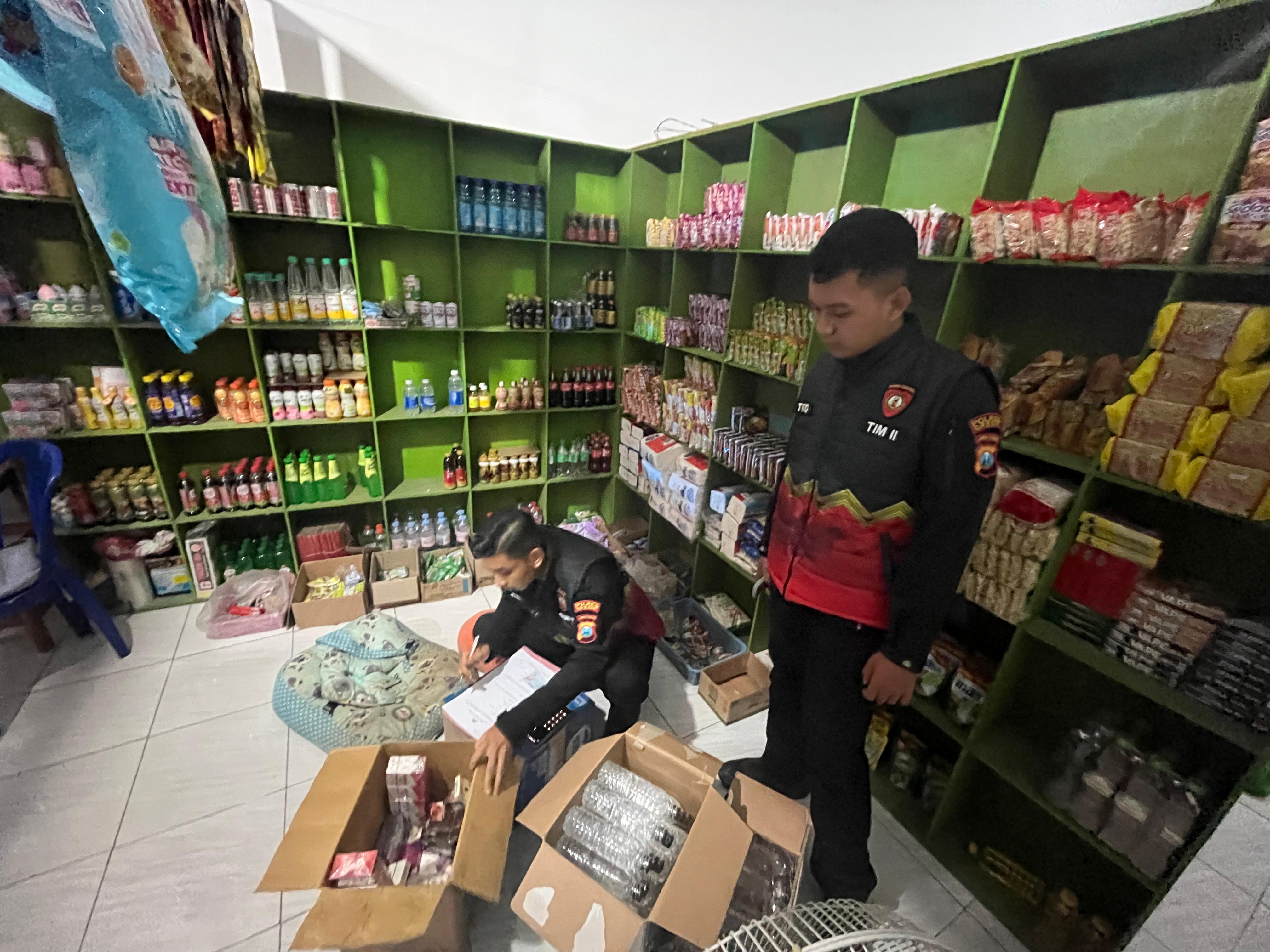 AMANKAN: Petugas berhasil mengamankan puluhan botol minuman keras (miras) ilegal dan berbagai jenis rokok tanpa cukai dalam operasi penindakan tindak pidana ringan (tipiring) di Gresik.